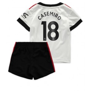 Manchester United Casemiro #18 babykläder Bortatröja barn 2022-23 Korta ärmar (+ Korta byxor)